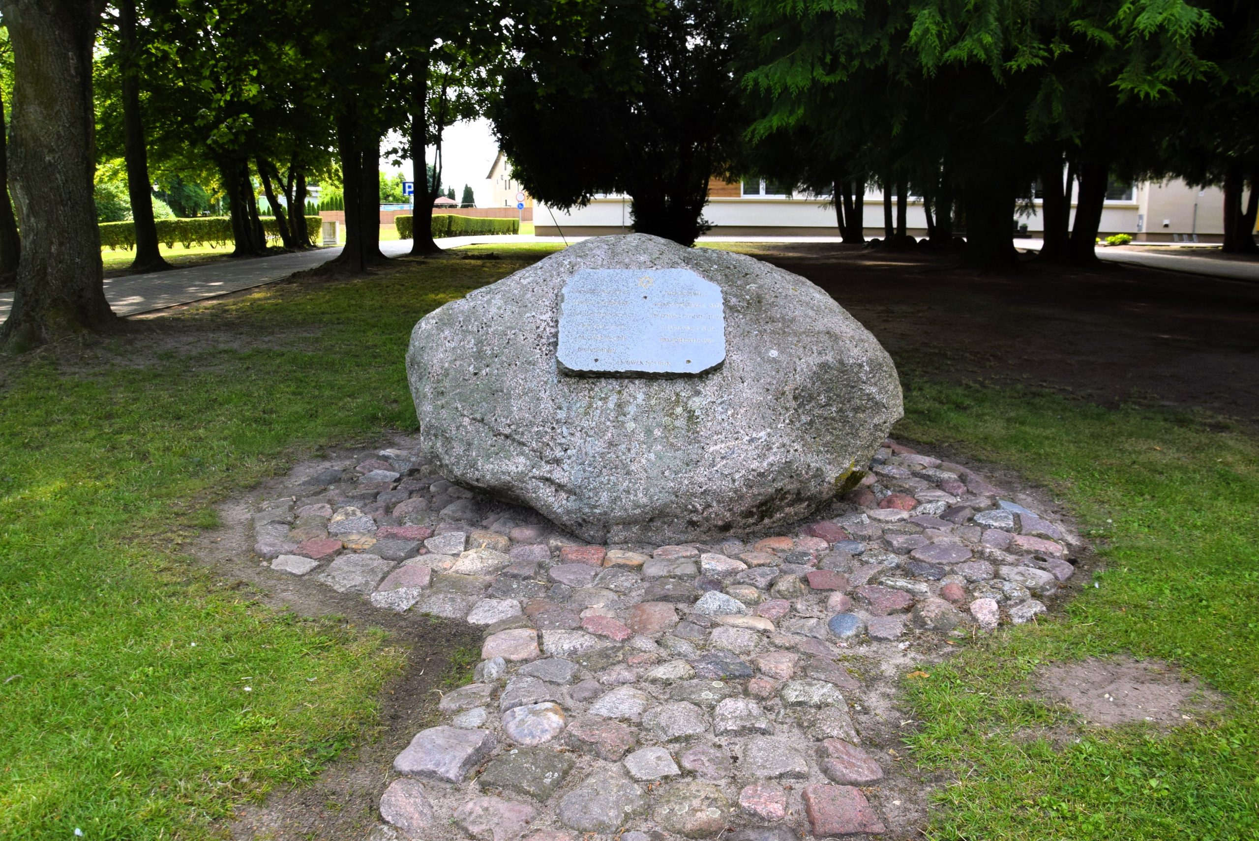 Kamień upamiętniający dawny cmentarz żydowski w miejscu obecnego MGOK